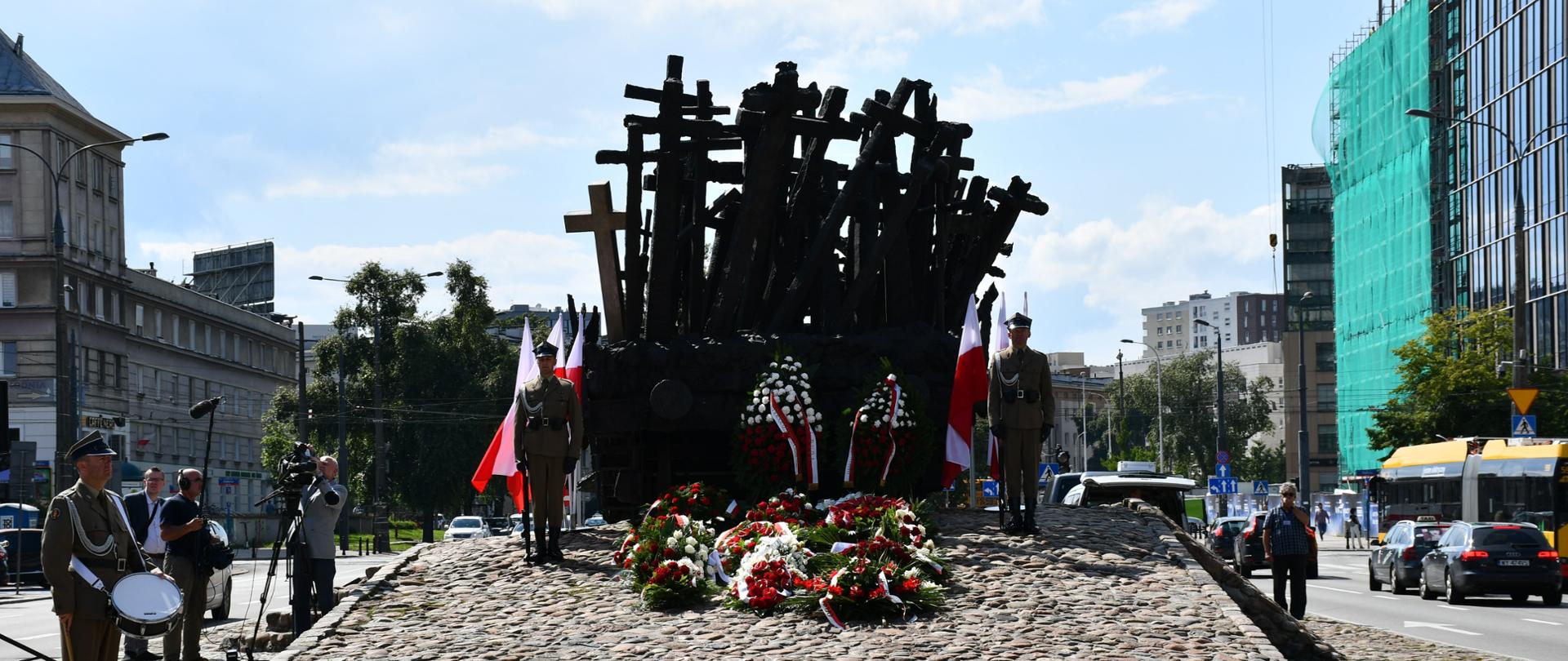 Zdjęcie przedstawia Pomnik Poległym i Pomordowanym na Wschodzie w Warszawie. Pomnik ten przedstawia wagon kolejowy, na którym znajdują się krzyże. 