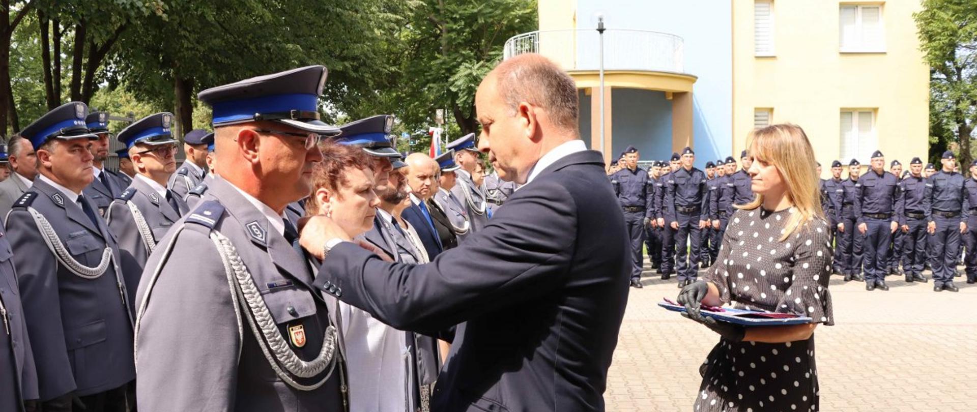 Wojewoda wręcza odznaczenia państwowe.