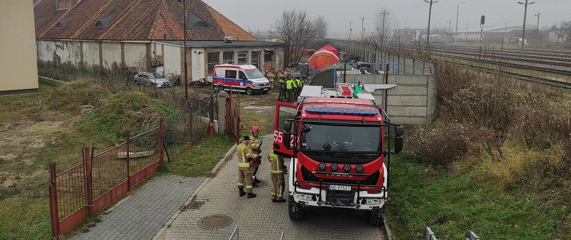 Zdjęcie przedstawia służb PSP, PRM- UWM oraz WOT podczas ćwiczeń na terenie starej Rzeźni w Szczytnie.