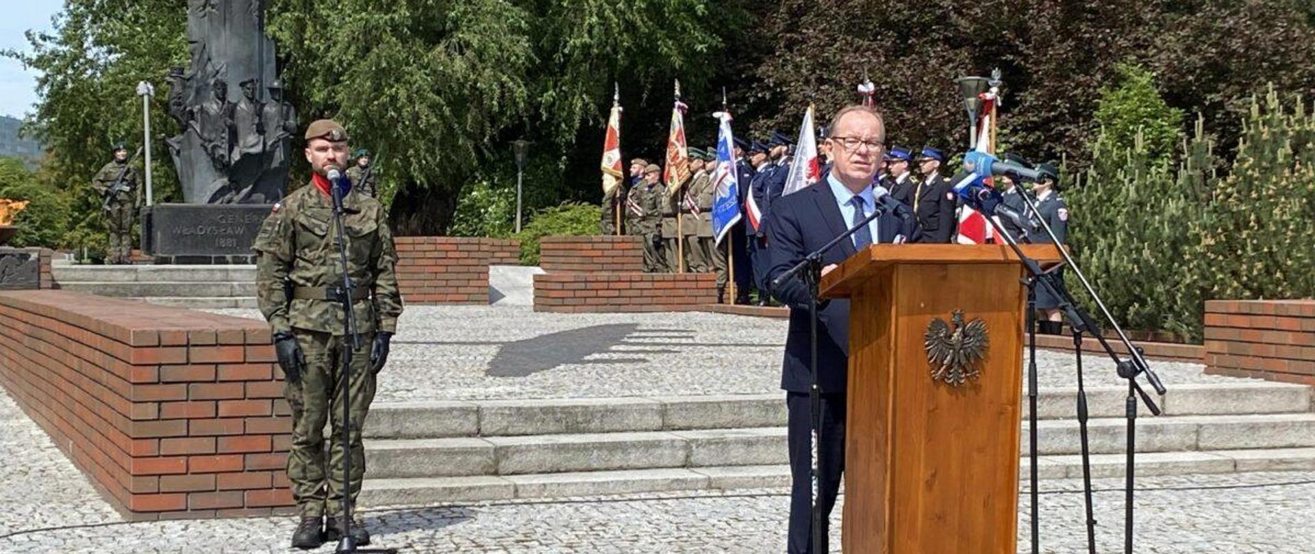 I wicewojewoda podkarpacki Wiesław Buż zabiera głos podczas uroczystości z okazji 79. rocznica zakończenia II wojny światowej