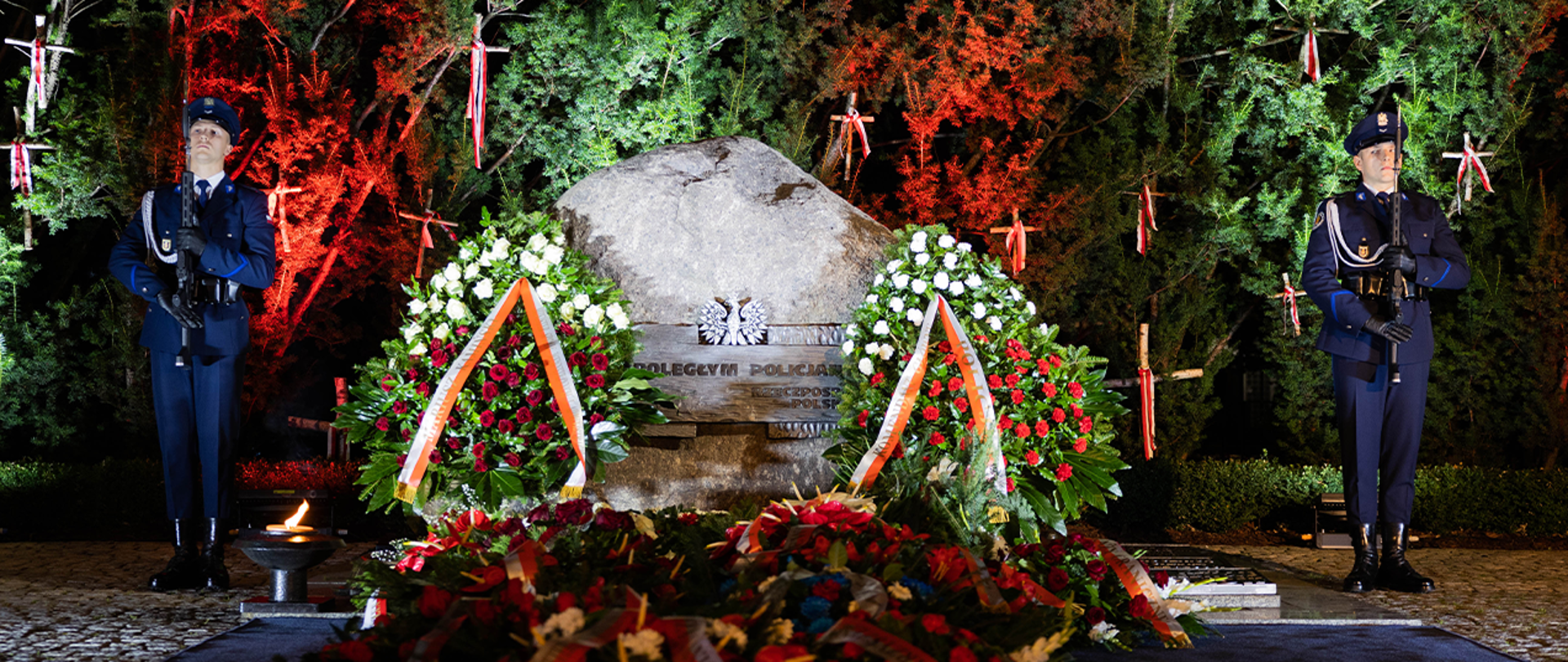 Pomnik "Poległym Policjantom - Rzeczpospolita Polska" znajdujący się na dziedzińcu Komendy Głównej Policji w Warszawie. Zdjęcie z uroczystości z okazji 22. rocznicy otwarcia Polskiego Cmentarza Wojennego w Miednoje.