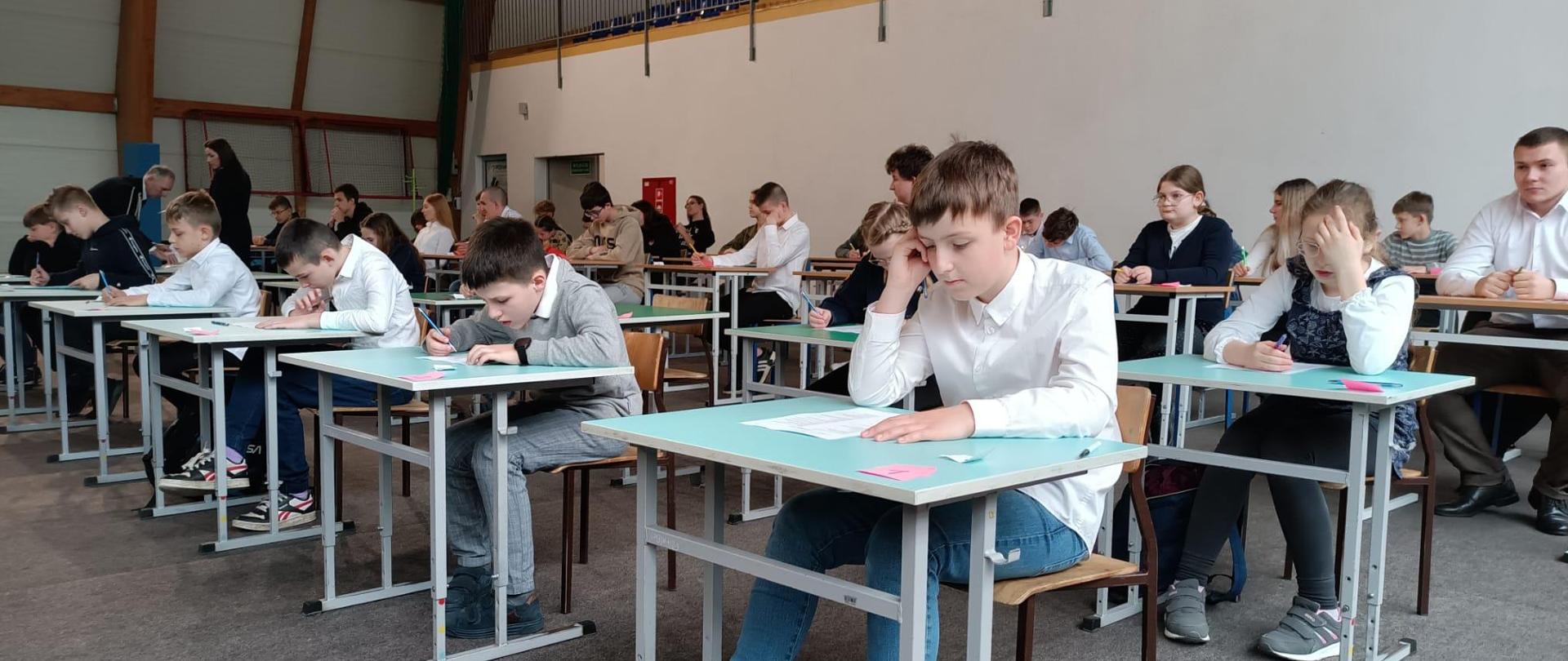 Zdjęcie przedstawia uczestników konkursu podczas testu wiedzy 