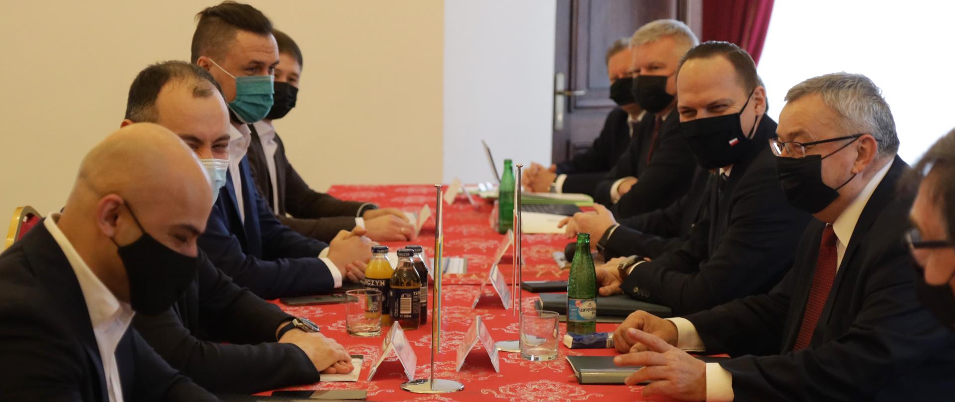 Podczas tegorocznej edycji konferencji Europa Karpat minister infrastruktury Andrzej Adamczyk oraz wiceminister infrastruktury Rafał Weber rozmawiali z ministrem infrastruktury Ukrainy Oleksandrem Kubrakovem. 