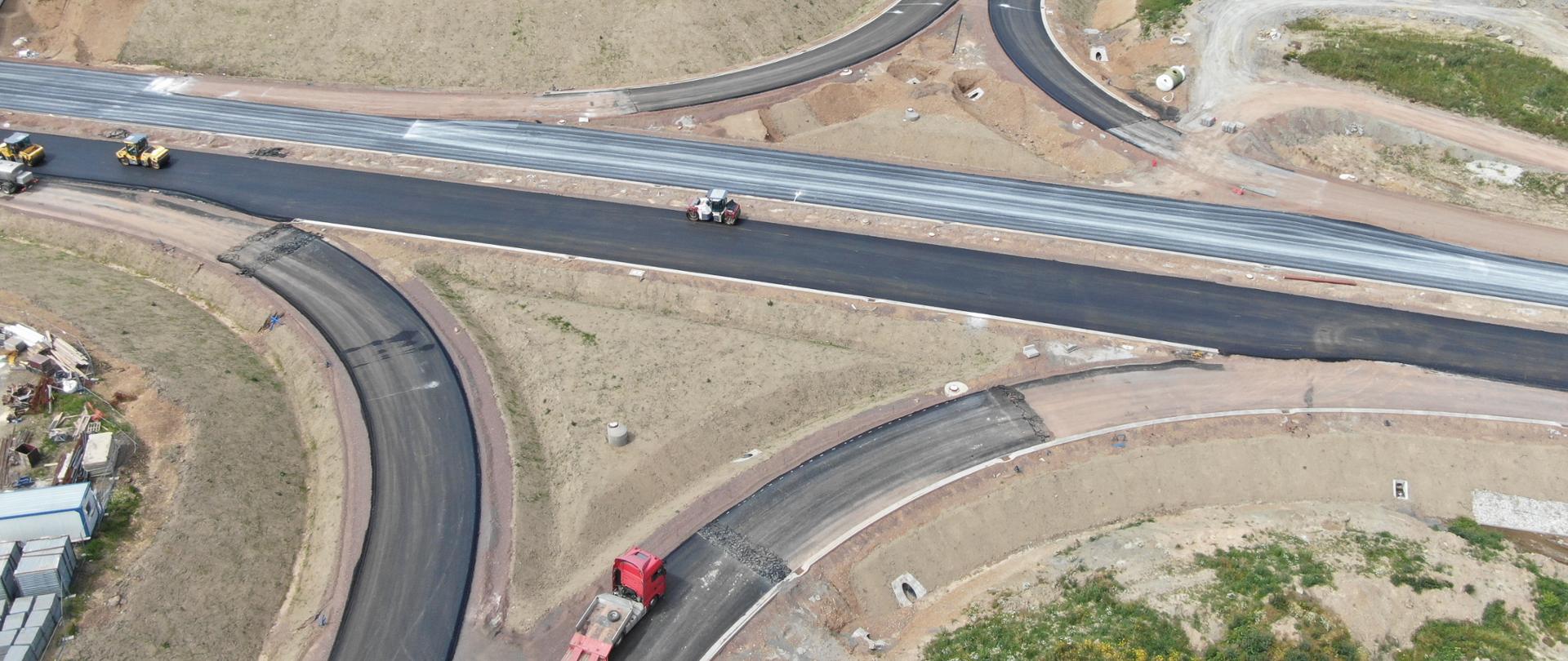 S3 Bolków - granica państwa - układanie masy bitumicznej - lipiec 2022. fot. GDDKiA