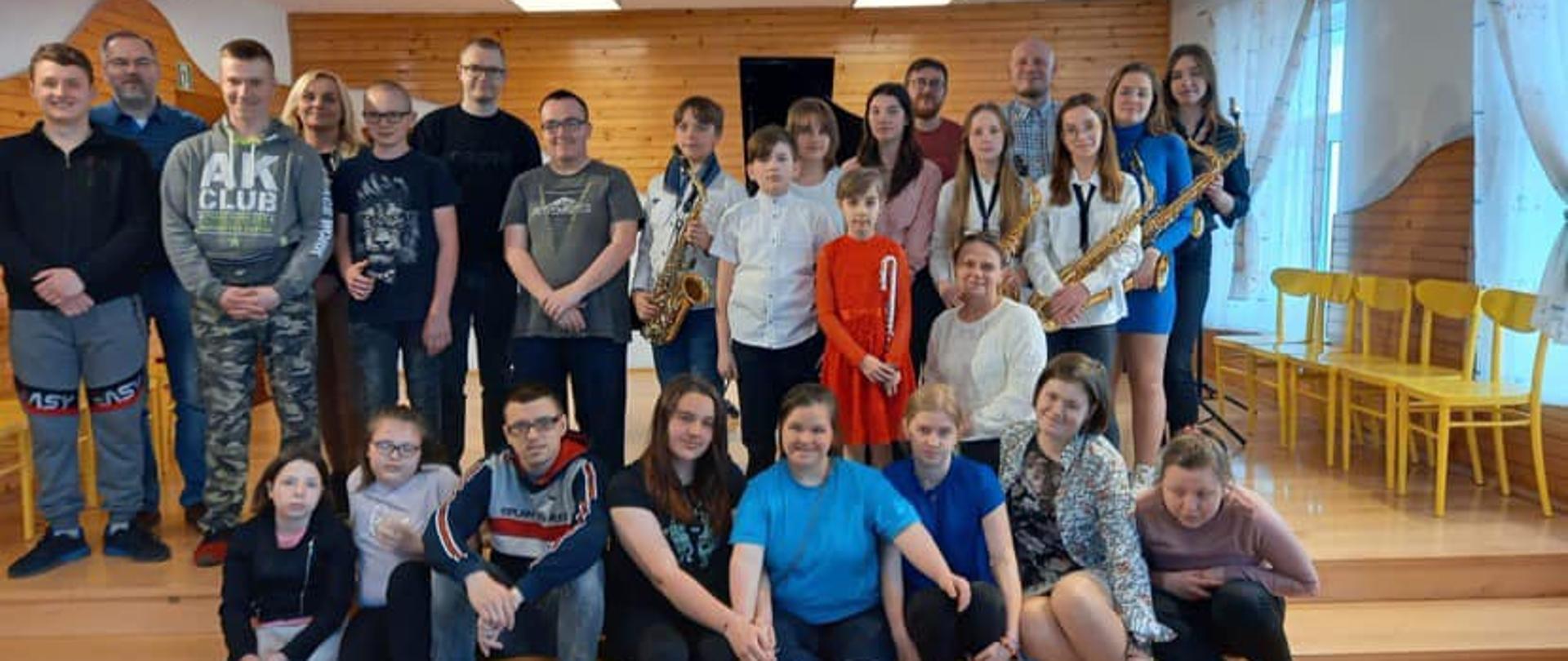 zaproszeni goście oraz występujący uczniowie na scenie