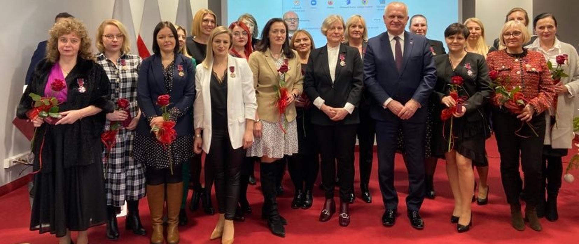 zdjęcie z wręczania odznaczeń pracownikom Państwowej Inspekcji Sanitarnej z terenu województwa lubuskiego