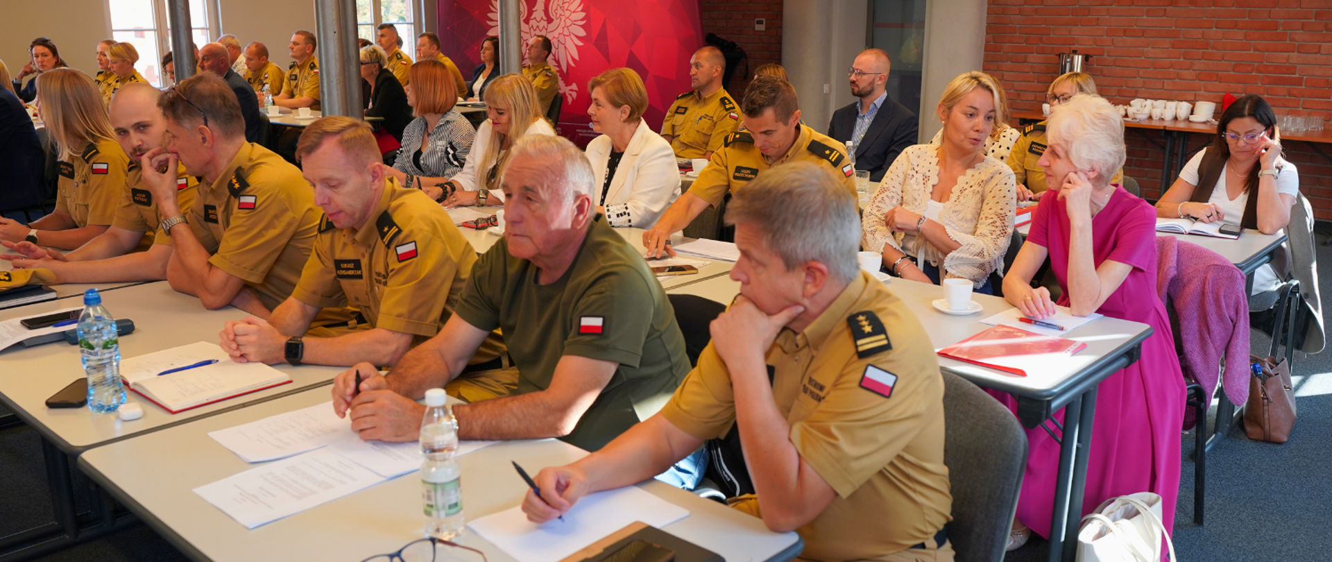 W Poznaniu w sali prezydialnej komendy wojewódzkiej PSP odbywa się spotkanie z przedstawicielami klas o profilu mundurowym-pożarniczym.