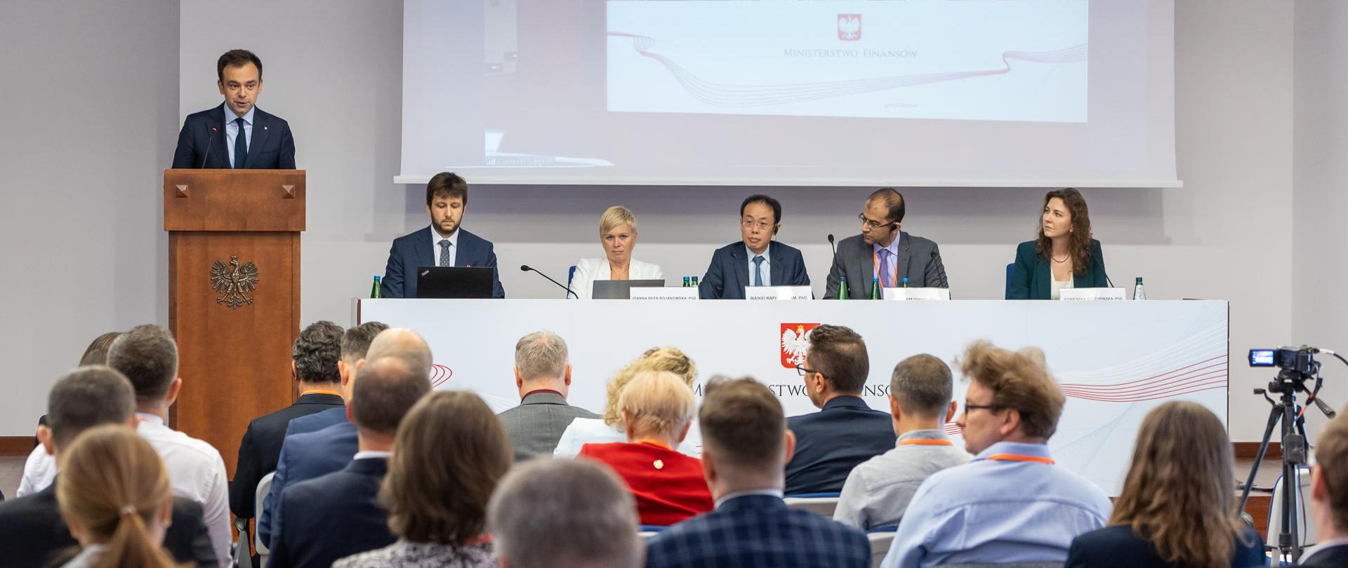 Minister finansów Andrzej Domański przemawia podczas seminarium.