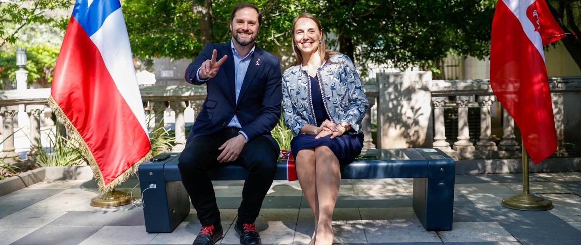 Inauguracja ławki solarnej 6.10.2025 Chargé d'affaires Milena Łukasiewicz i burmistrz dzielnicy Providencia Jaime Bellolio