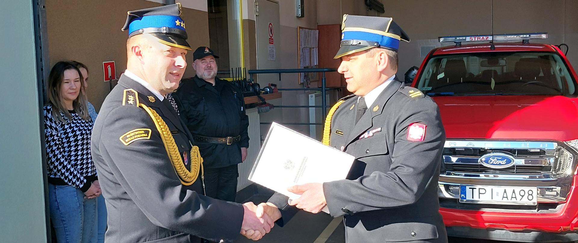Strażacy KP PSP w Pińczowie podczas uroczystej zmiany służby z okazji powierzenia obowiązków zastępcy dowódcy JRG PSP. 