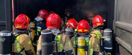 Na zdjęciu widzimy strażaków podczas ćwiczeń w komorze rozgorzeniowej.