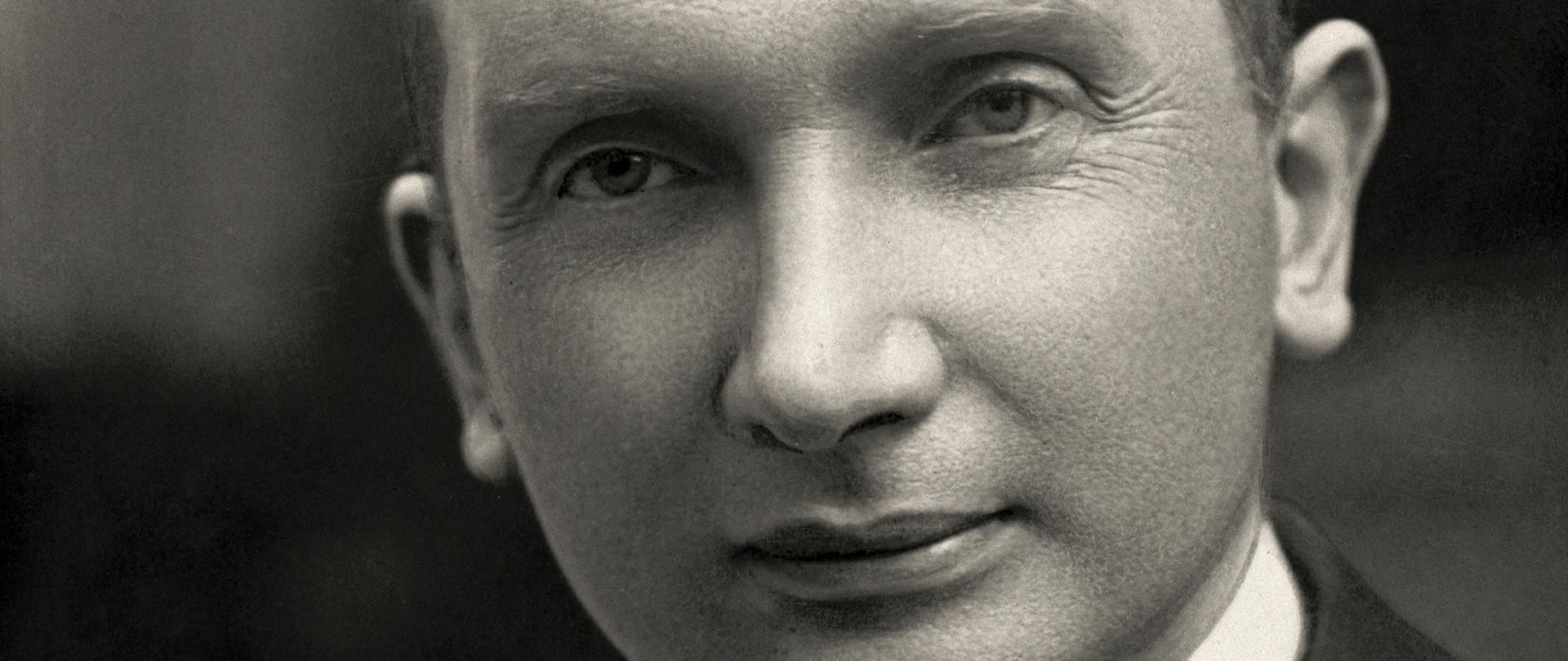 August Zaleski - portret łysiejącego mężczyzny, ciemna marynarka, kamizelka, ciemny kwadrat, biała koszula.