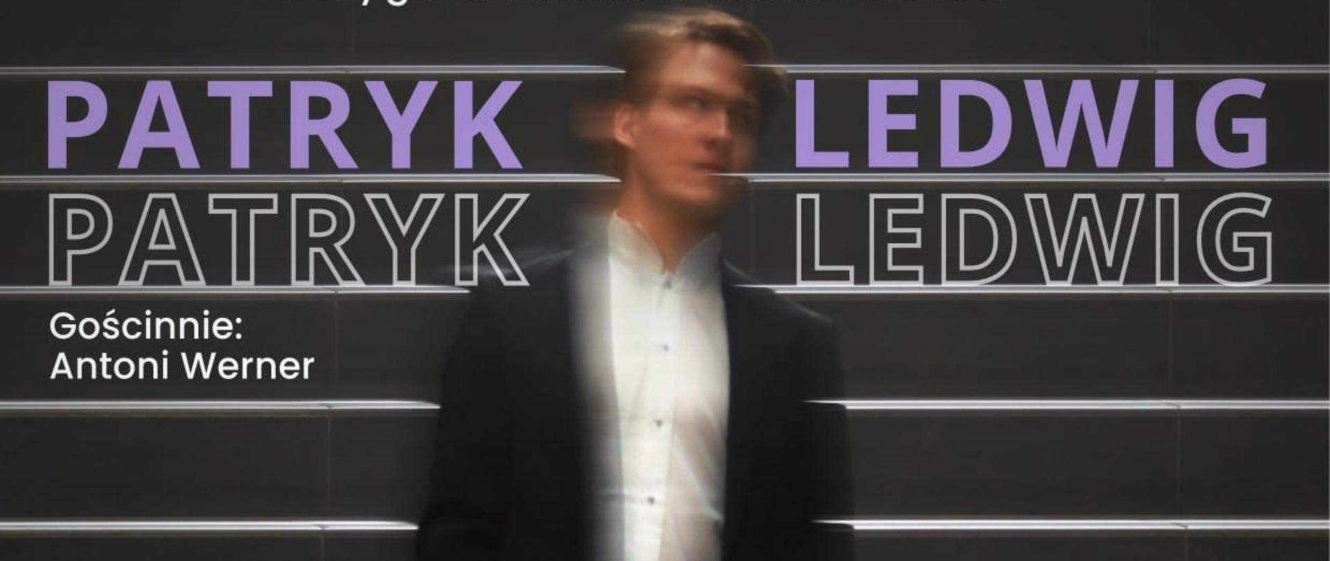 Plakat promujący recital dyplomowy. W centrum znajduje się celowo rozmyta, dynamiczna sylwetka młodego mężczyzny w czarnym garniturze i białej koszuli, ukazanego na tle ciemnych schodów podświetlonych poziomymi, jasnymi liniami. Na górze widnieje duży, biały napis „RECITAL DYPLOMOWY” z mniejszym dopiskiem „Przygotowanie: Mateusz Rożek”. Imię i nazwisko wykonawcy, „PATRYK LEDWIG”, umieszczono po bokach postaci – powtórzone dwukrotnie (jako fioletowy tekst i biały kontur). Z lewej strony znajdują się napisy: „Gościnnie: Antoni Werner” oraz „W programie: Bach, Beethoven, Chopin, Ledwig”. Na dole, na fioletowym pasku, podano datę i miejsce: „27 maja, 15:30 | Sala kameralna PSM w Opolu”.