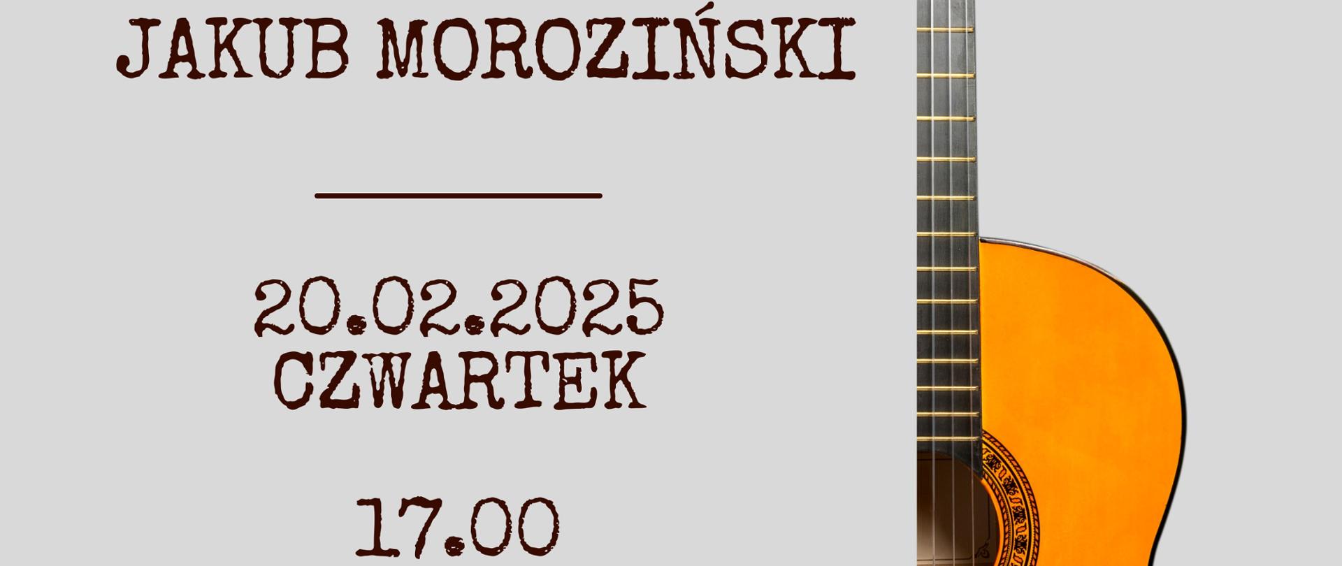 Plakat zapraszający na recital gitarowy Jakuba Morozińskiego zorganizowany przez Dyrekcję PSM I stopień nr 2 w Kędzierzynie-Koźlu. Wydarzenie odbędzie się 20 lutego 2025 roku (czwartek) o godzinie 17:00 w sali koncertowej szkoły. W programie przewidziana jest muzyka dawna. Po prawej stronie znajduje się fragment klasycznej gitary o jasnobrązowym korpusie i czarnych strunach. utrzymana jest w minimalistycznym stylu z szarym tłem i brązową, stylizowaną czcionką.