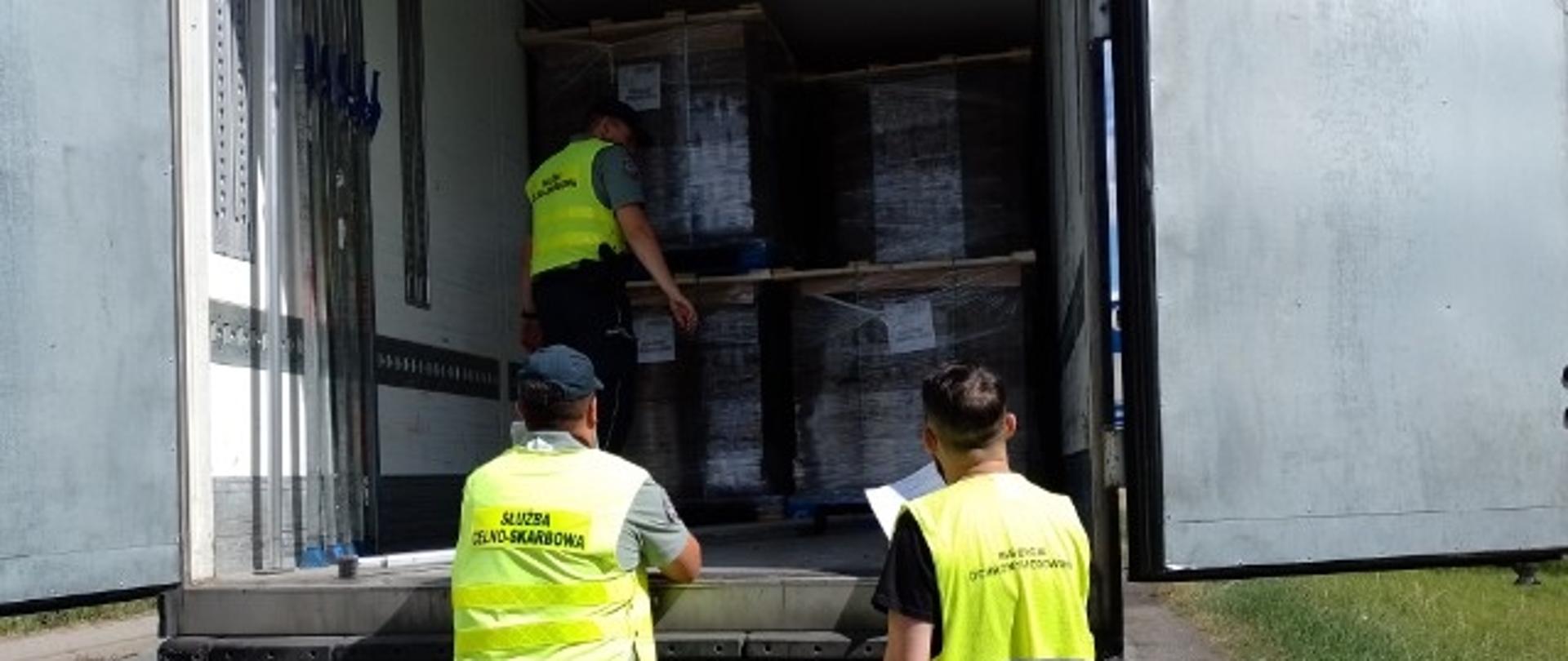 Inspektor Wojewódzkiego Inspektoratu Ochrony Środowiska w Opolu oraz funkcjonariusze Krajowej Administracji Skarbowej podczas kontroli pojazdu ciężarowego w ramach akcji Nielegalne Odpady 2023.