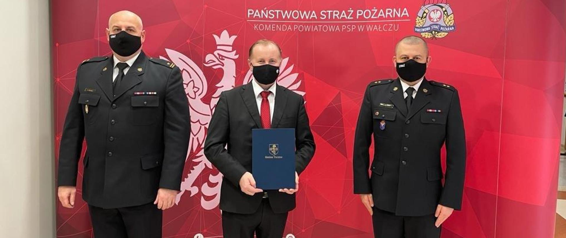 Na zdjęciu Komendanci KP PSP Wałcz oraz Piotr Pierzyński - pełniący funkcję Burmistrza Tuczna
