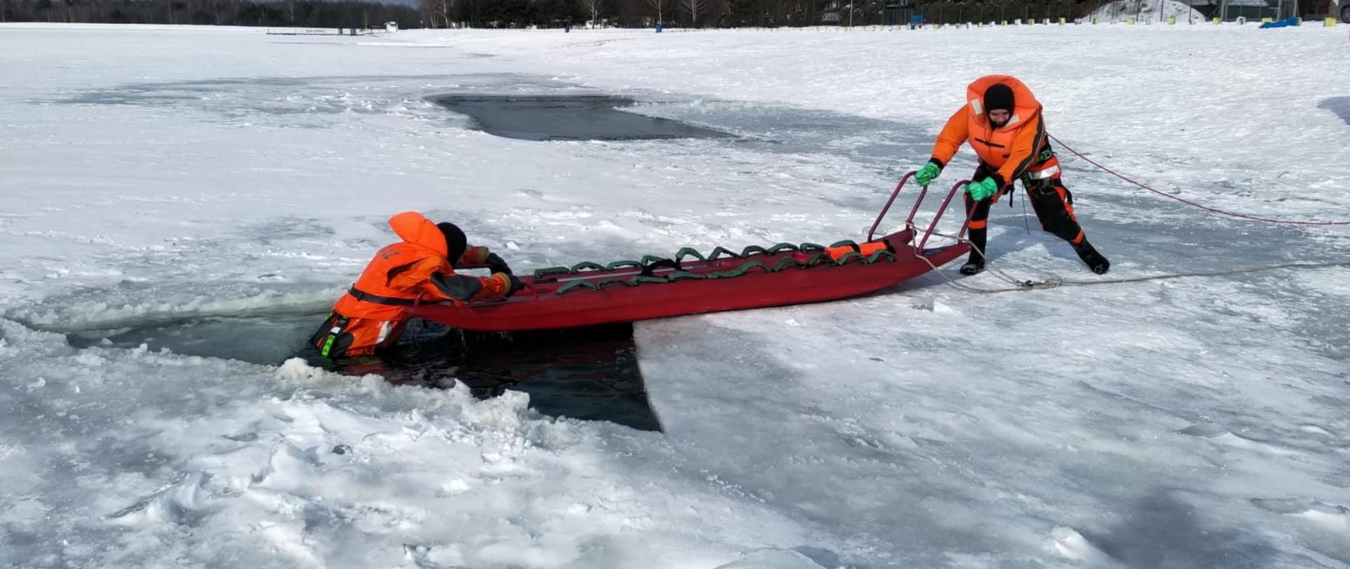Ćwiczenia na lodzie przy użyciu deski lodowej