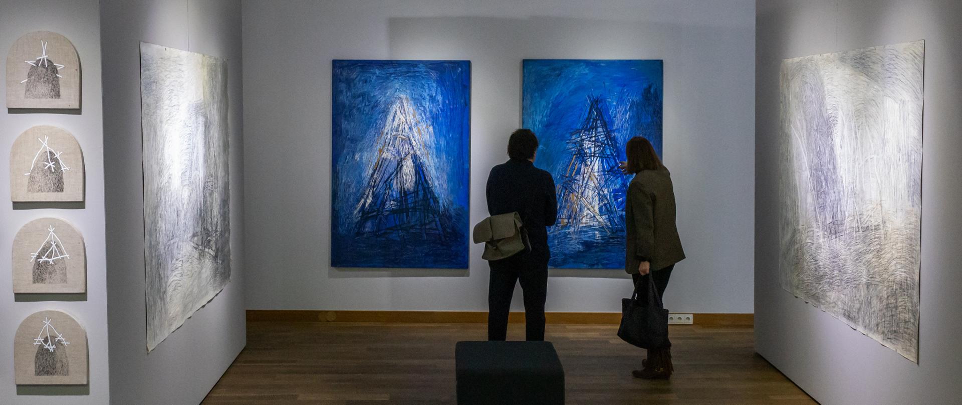 Wnętrze galerii z ekspozycją prac Piotra Kmiecia