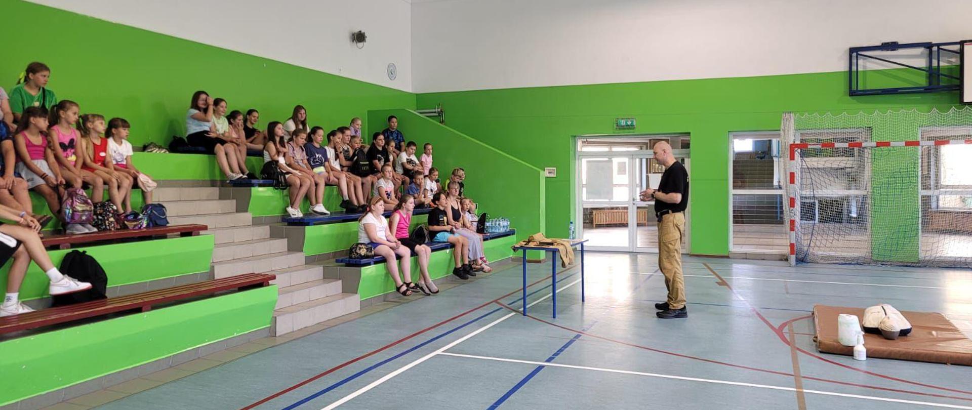 na zdjęciu funkcjonariusz podczas prelekcji