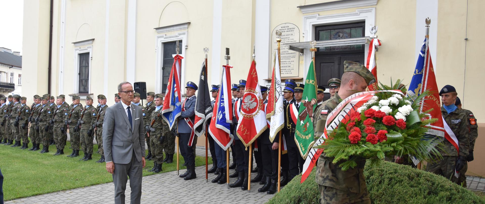 Kierownik Krzysztof Murawski składa wieniec w imieniu Wojewody Mazowieckiego.