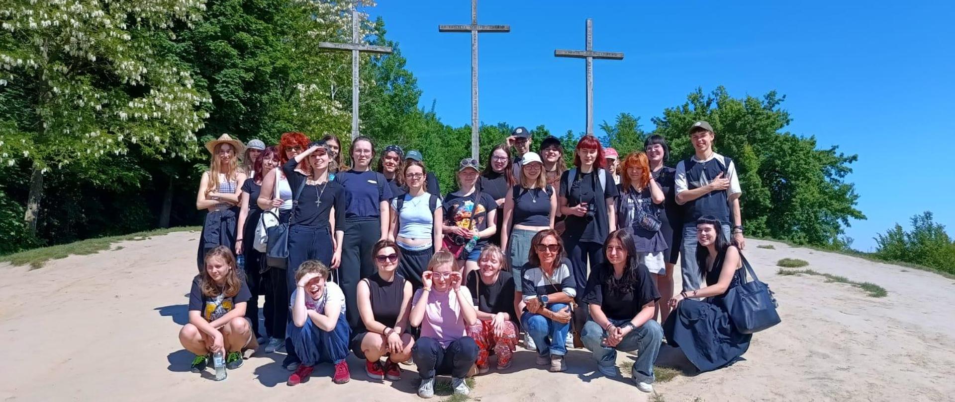 Zdjęcie: grupa młodzieży na tle trzech krzyży