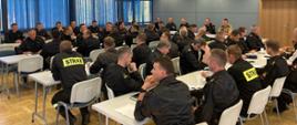 Na zdjęciu w sali konferencyjnej Komendy Wojewódzkiej PSP w Krakowie strażacy w ubraniach dowódczo sztabowych uczestniczący w odprawie podsumowującej projekt powietrze dla rot.