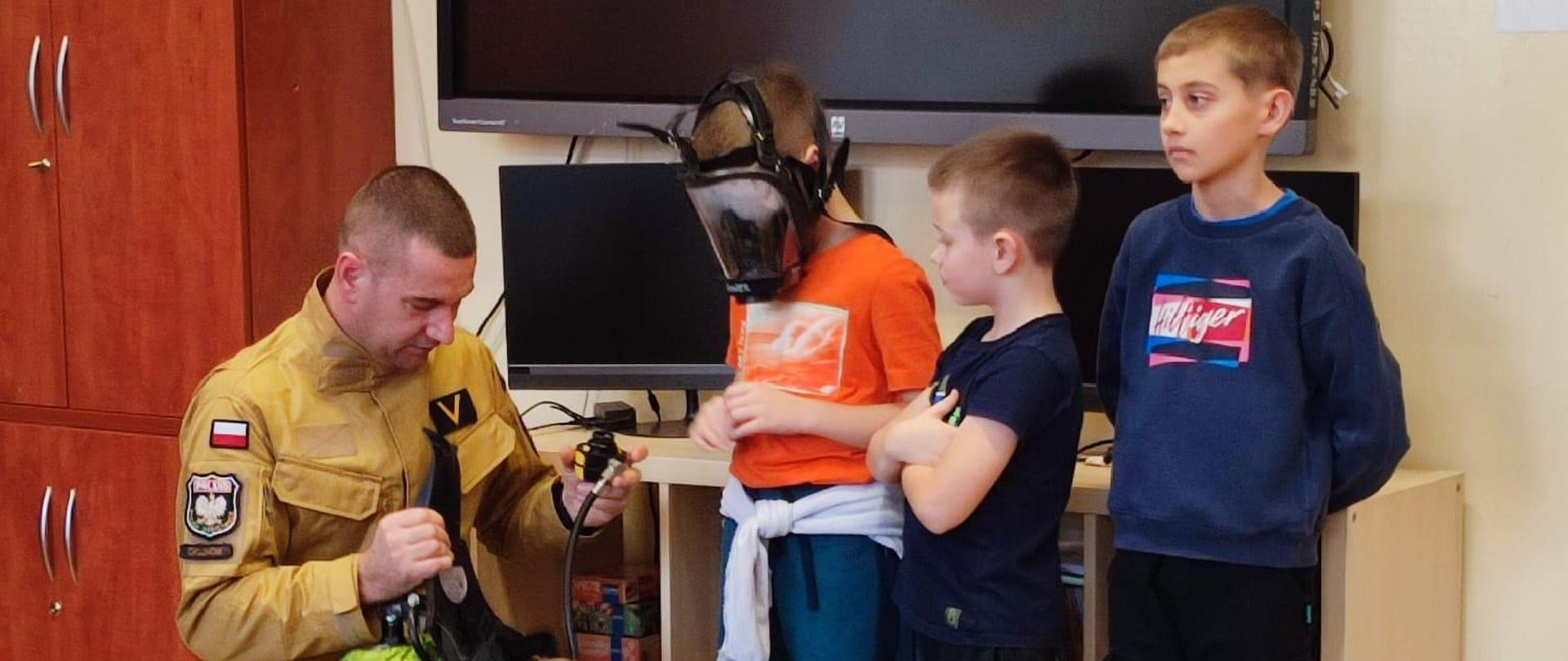 Strażacy złożyli wizytę dzieciom w Szkole Podstawowej nr 3 w Chojnowie