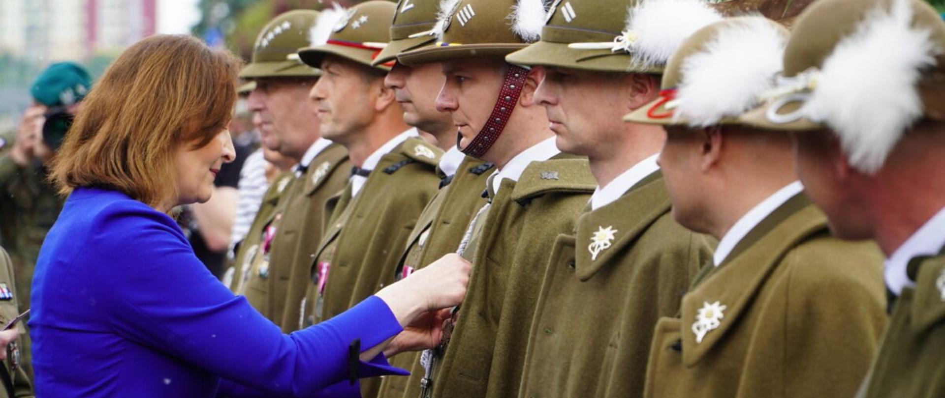 Wojewoda podkarpacki Ewa Leniart wręcza odznaczenia państwowe żołnierzom 21 Brygady Strzelców Podhalańskich