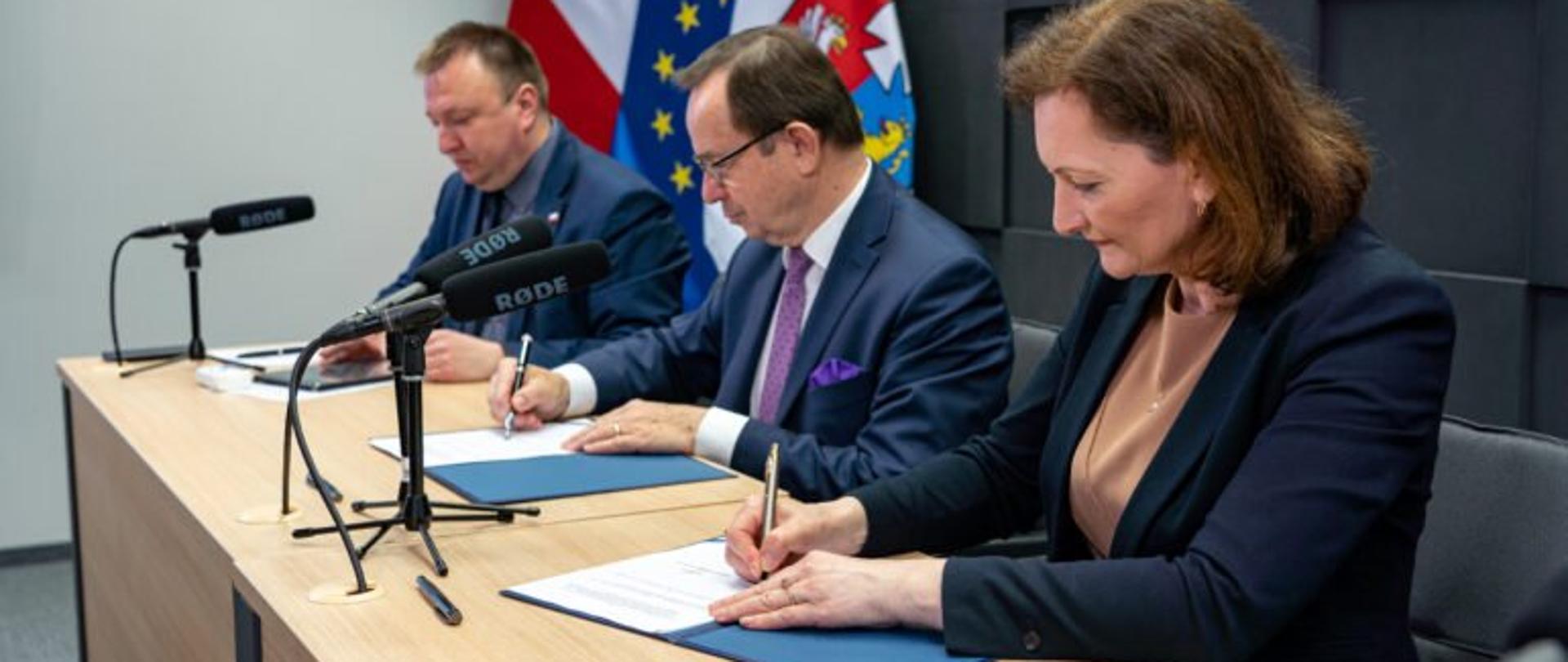 Wojewoda i marszałek podpisują porozumienie dotyczące robotyki