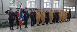 Pododdział strażaków wraz z pocztem sztandarowym