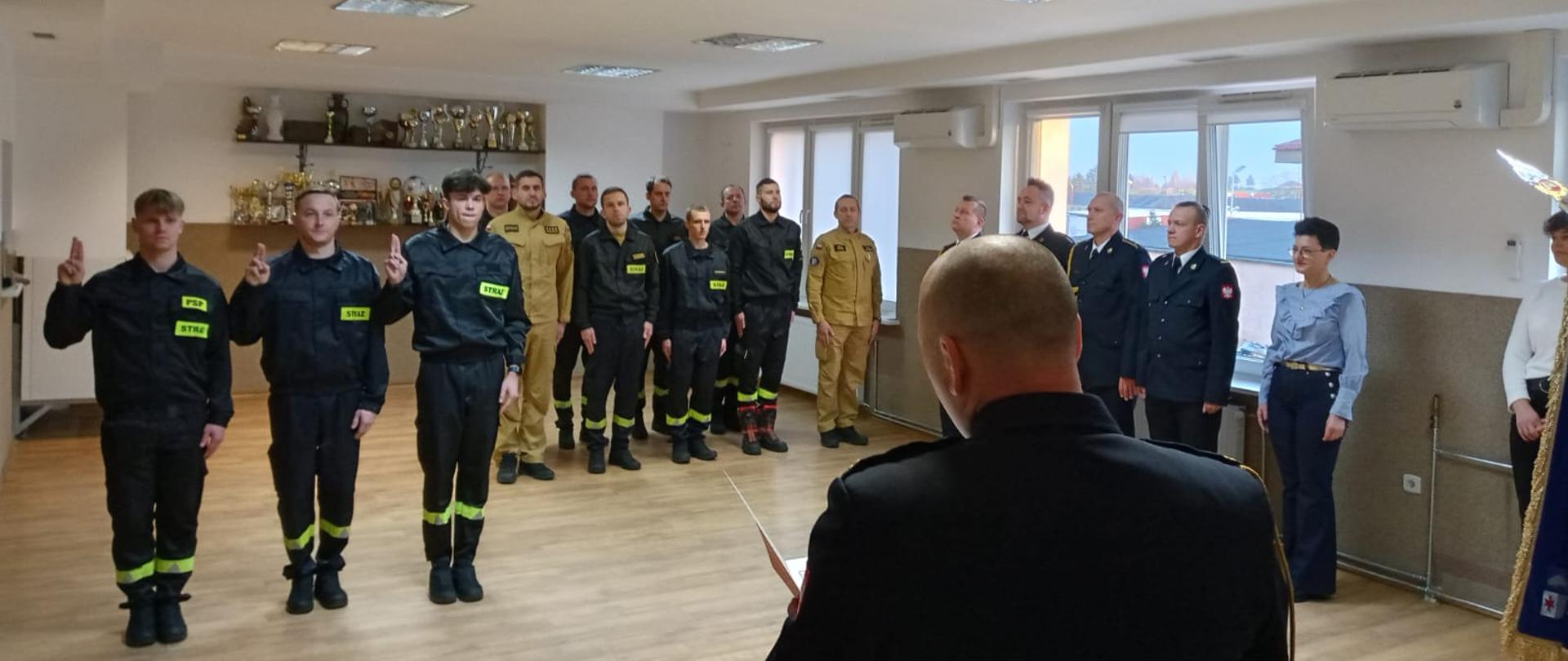 Strażacy podczas ślubowania