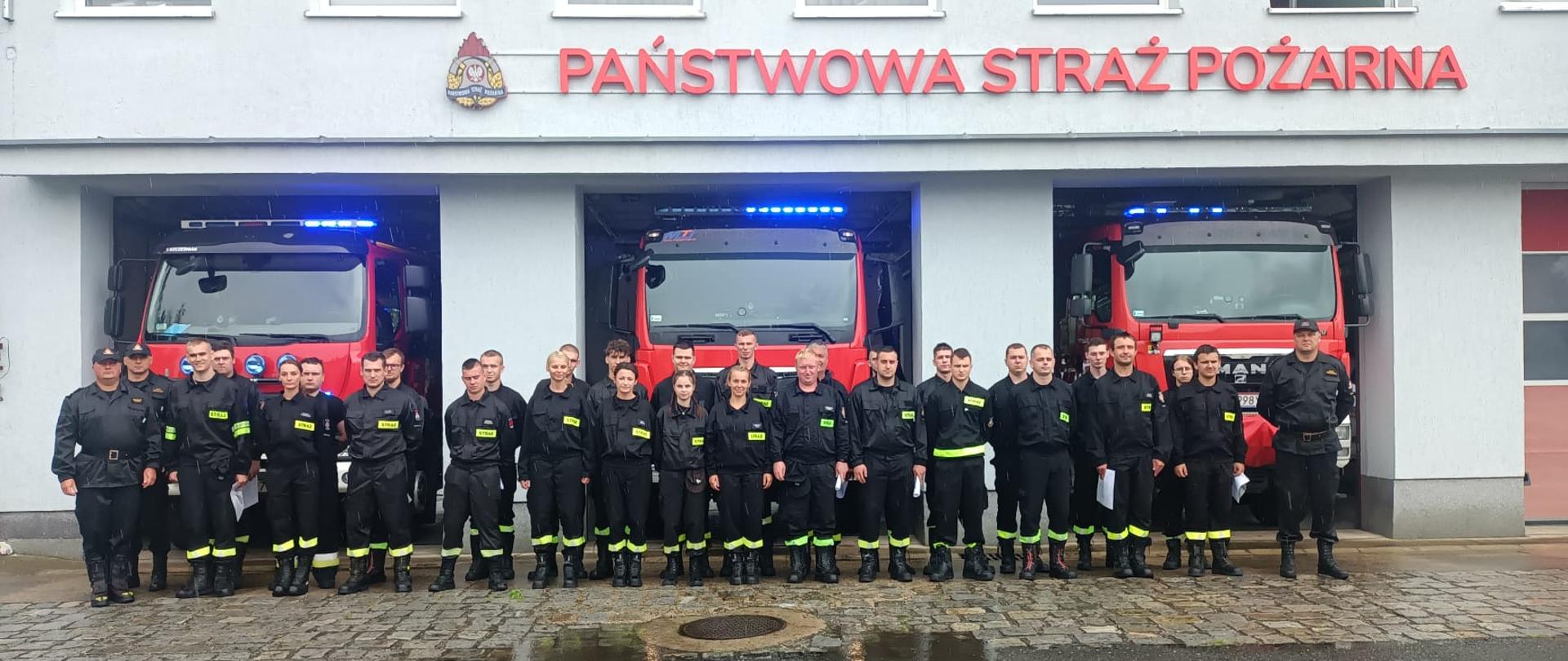 Strażacy przed budynkiem KP PSP Strzelin