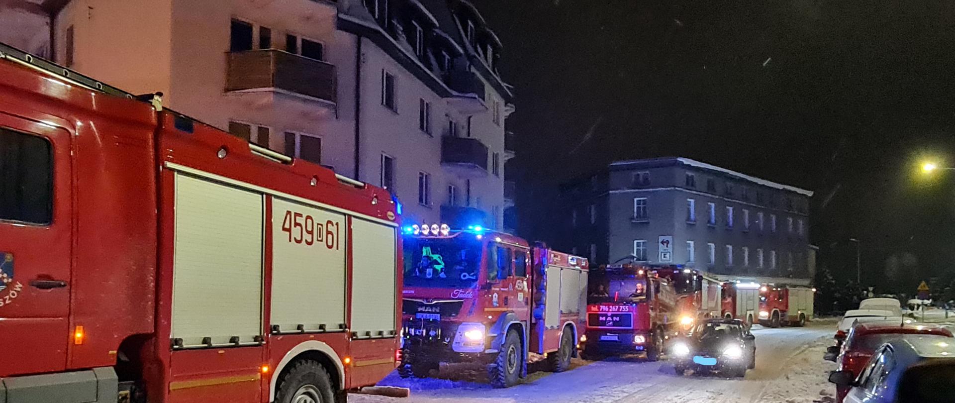 czerwone samochody pożarnicze