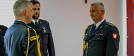 D-ca JRG składa meldunek o gotowosci do zbiórki st.bryg. Łukaszowi Szopie Komendantowi Powiatowemu PSP w Ropczycach