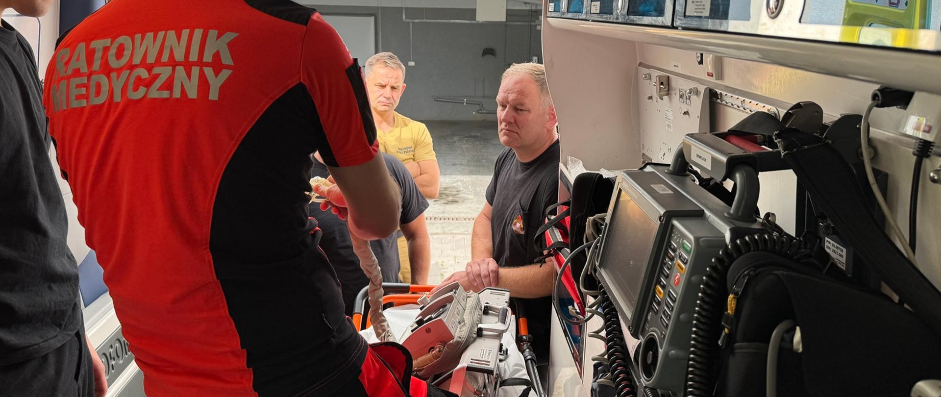 Zapoznanie z wyposażeniem ambulansu