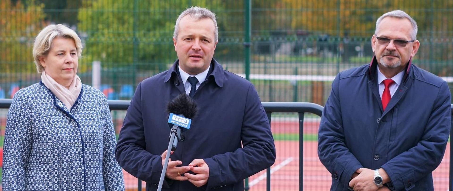 Wojewoda podczas otwarcia nowego kompleksu sportowego, który powstał przy udziale środków z Ministerstwa Sportu z programu „Sportowa Polska” Edycja 2020