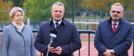 Wojewoda podczas otwarcia nowego kompleksu sportowego, który powstał przy udziale środków z Ministerstwa Sportu z programu „Sportowa Polska” Edycja 2020