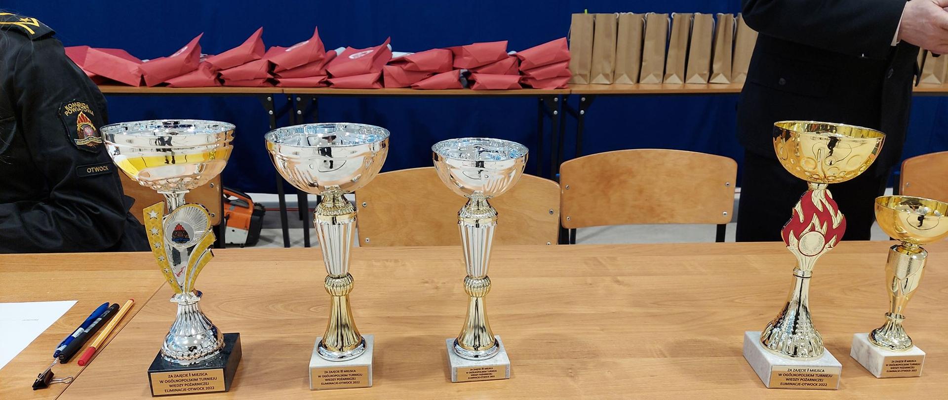 Na zdjęciu puchary koloru złotego