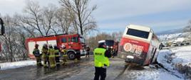 Autobus zsunął się z drogi