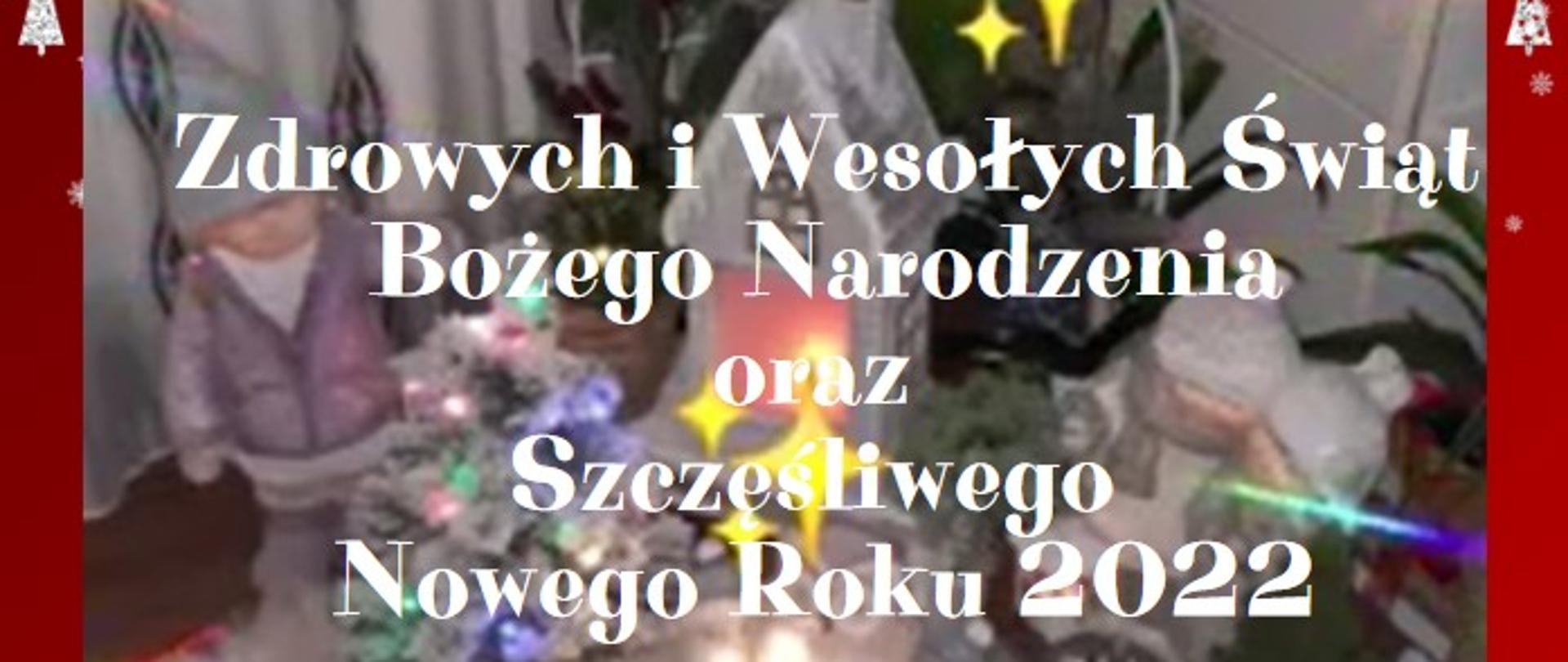 Napis na zdjęciu na którym znajduje się mała biała szopka ze światłem w środku, dookoła znajdują się zielone choinki oraz skrzat: Zdrowych i Wesołych Świąt Bożego Narodzenia oraz Szczęśliwego Nowego Roku 2022 życzy Dyrekcja oraz Pracownicy Powiatowej Stacji Sanitarno-Epidemiologicznej w Zgierzu