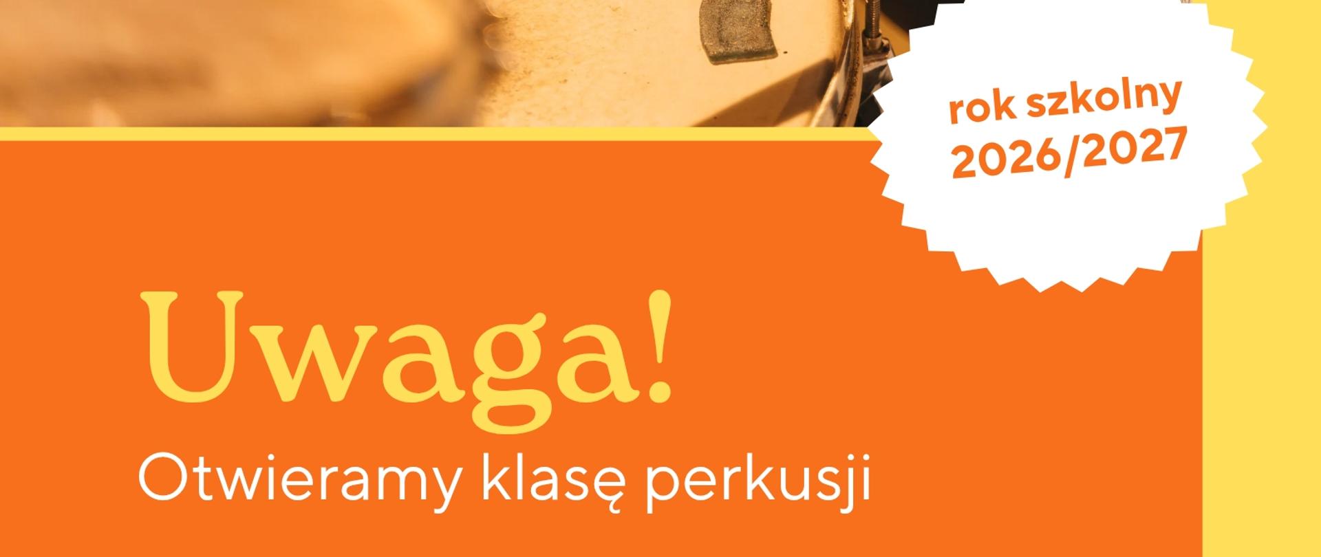 Plakat w ciepłej kolorystyce przedstawiający zbliżenie dłoni osoby grającej pałeczkami na werblu na tle ceglanej ściany. Dolna część ma pomarańczowe tło z dużym napisem „Uwaga! Otwieramy klasę perkusji”. Obok znajduje się oznaczenie „rok szkolny 2026/2027”. Plakat zaprasza do Państwowej Szkoły Muzycznej I stopnia im. Jana Sebastiana Bacha w Grajewie oraz zawiera informacje o rekrutacji i kontakcie.