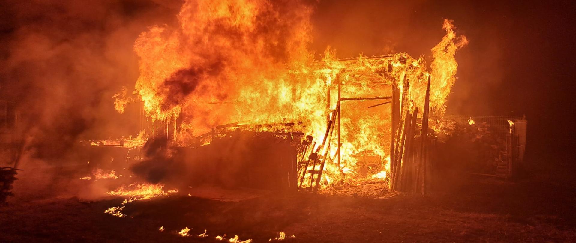 BUDYNEK OBJĘTY POŻAREM