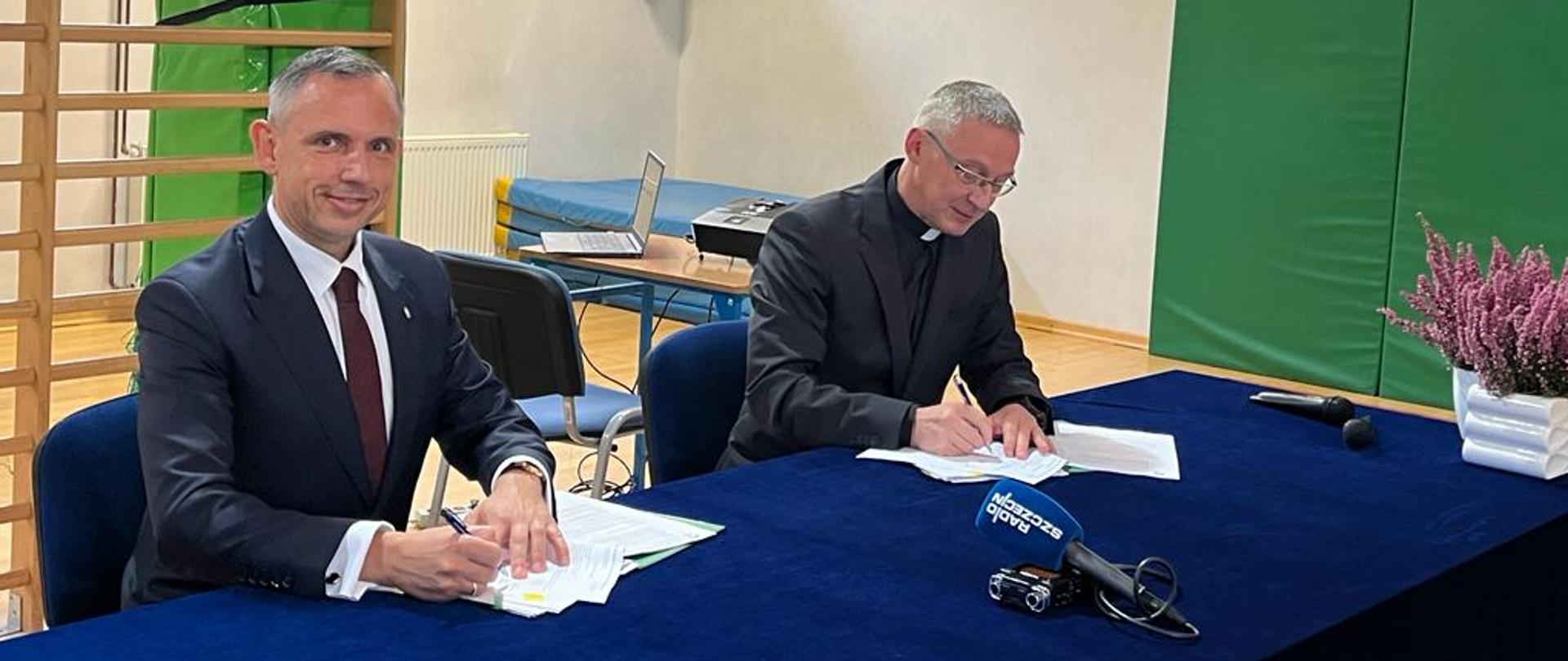 Na zdjęciu Paweł Mirowski, Zastępca Prezesa Zarządu Narodowego Funduszu Ochrony Środowiska i Gospodarki Wodnej, Pełnomocnik Prezesa Rady Ministrów do spraw Programu Czyste Powietrze i efektywności energetycznej budynków oraz ks. Janusza Gieca.