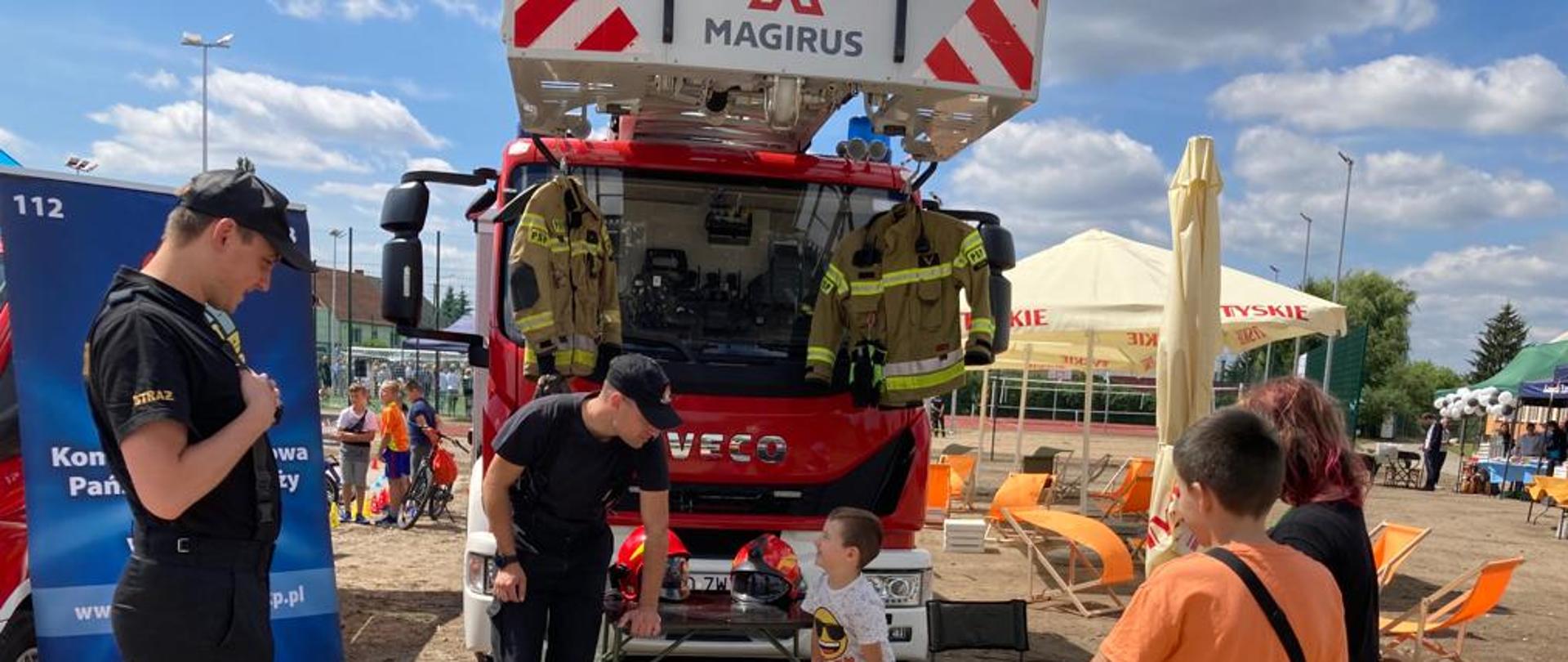 drabina pożarnicza baner straży pożarnej fantom dziecko pyta strażaka