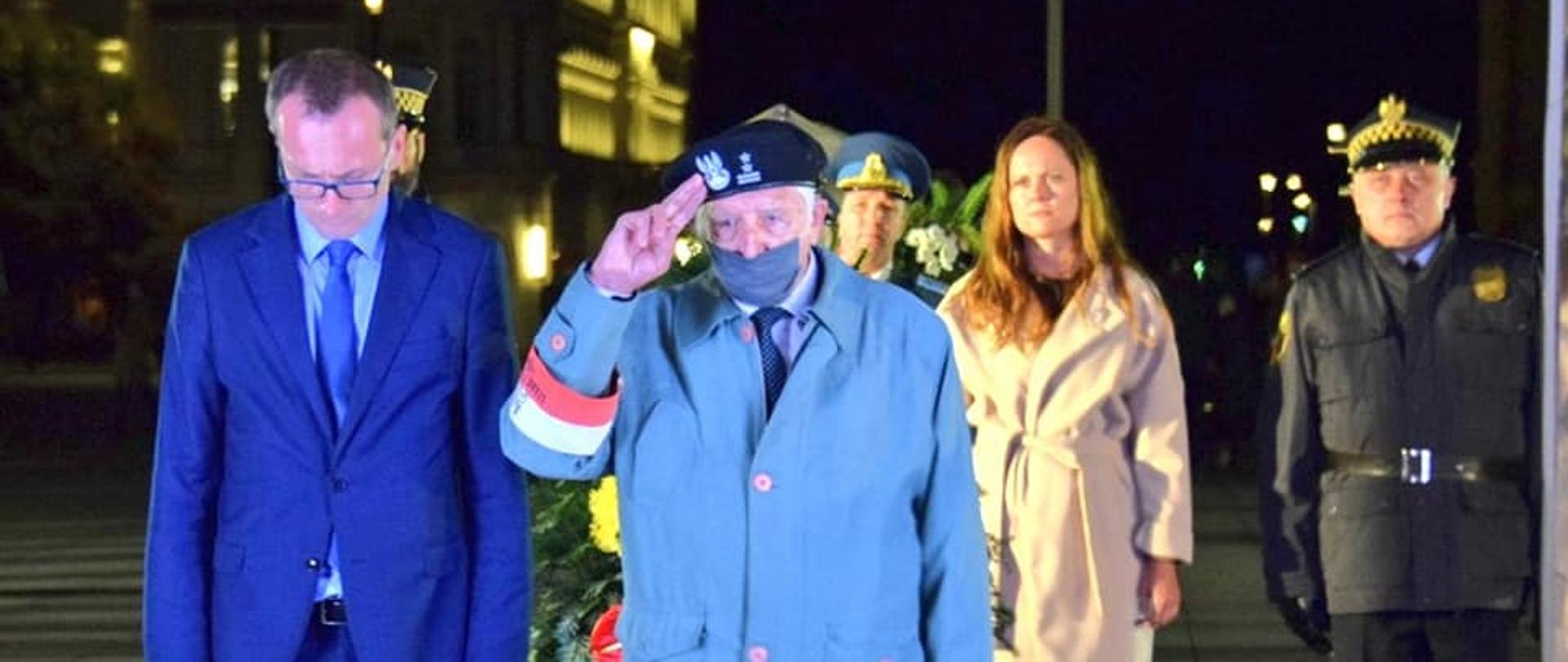 Złożenie wieńców podczas uroczystości Dnia Weterana Walk o Niepodległość Rzeczypospolitej Polskiej