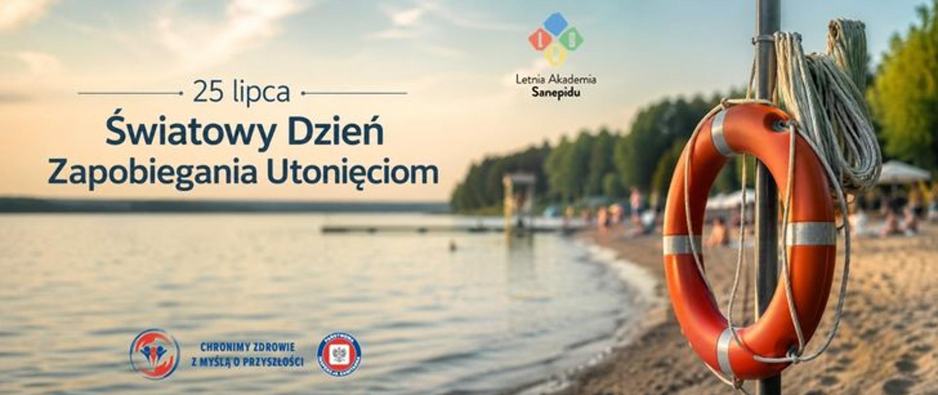 Grafika przedstawia kąpielisko morskie o zachodzie słońca. Na pierwszym planie, po prawej stronie, znajduje się czerwono-białe koło ratunkowe zawieszone na słupku. W tle widoczna jest piaszczysta plaża, pomost, wieża ratownicza oraz osoby wypoczywające nad wodą. Po lewej stronie umieszczono napis: „25 lipca – Światowy Dzień Zapobiegania Utonięciom”. W lewym dolnym rogi logo Państwowej Inspekcji Sanitarnej wraz z hasłem: Chronimy zdrowie z myślą o przyszłości. 