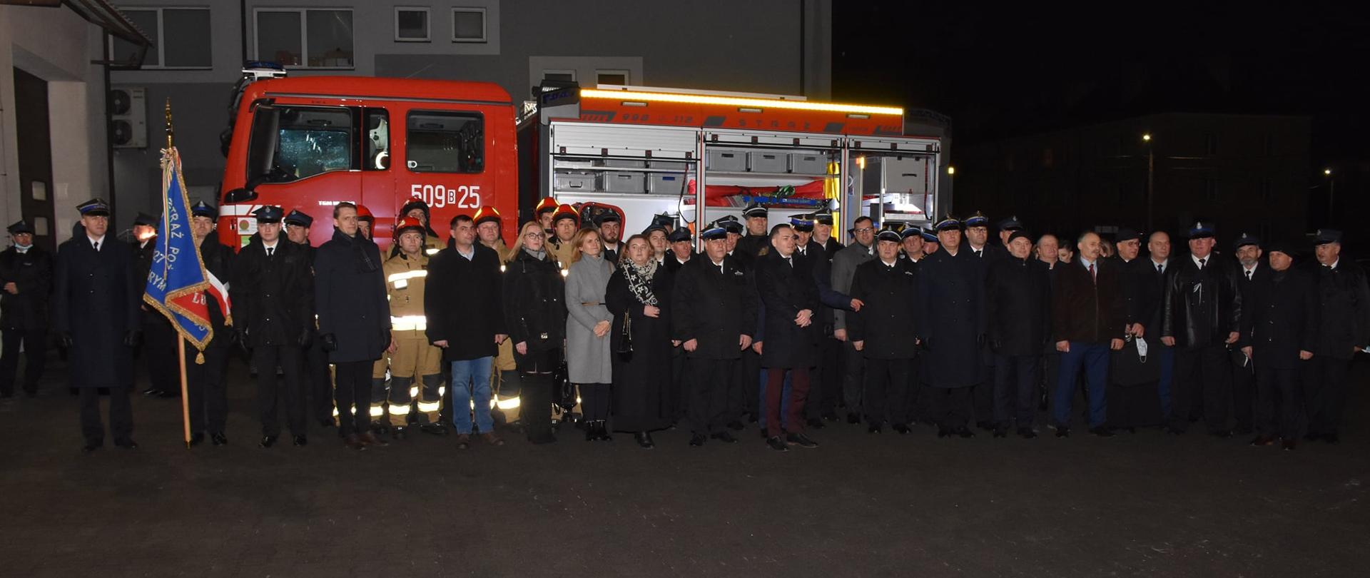 pamiątkowe zdjęcie na tle samochodu pożarniczego