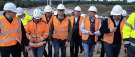 Wizyta ministra infrastruktury Dariusza Klimczaka na terenie zbiornika wodnego Topola, gdzie Wody Polskie zakończyły zasadniczy etap prac zabezpieczających