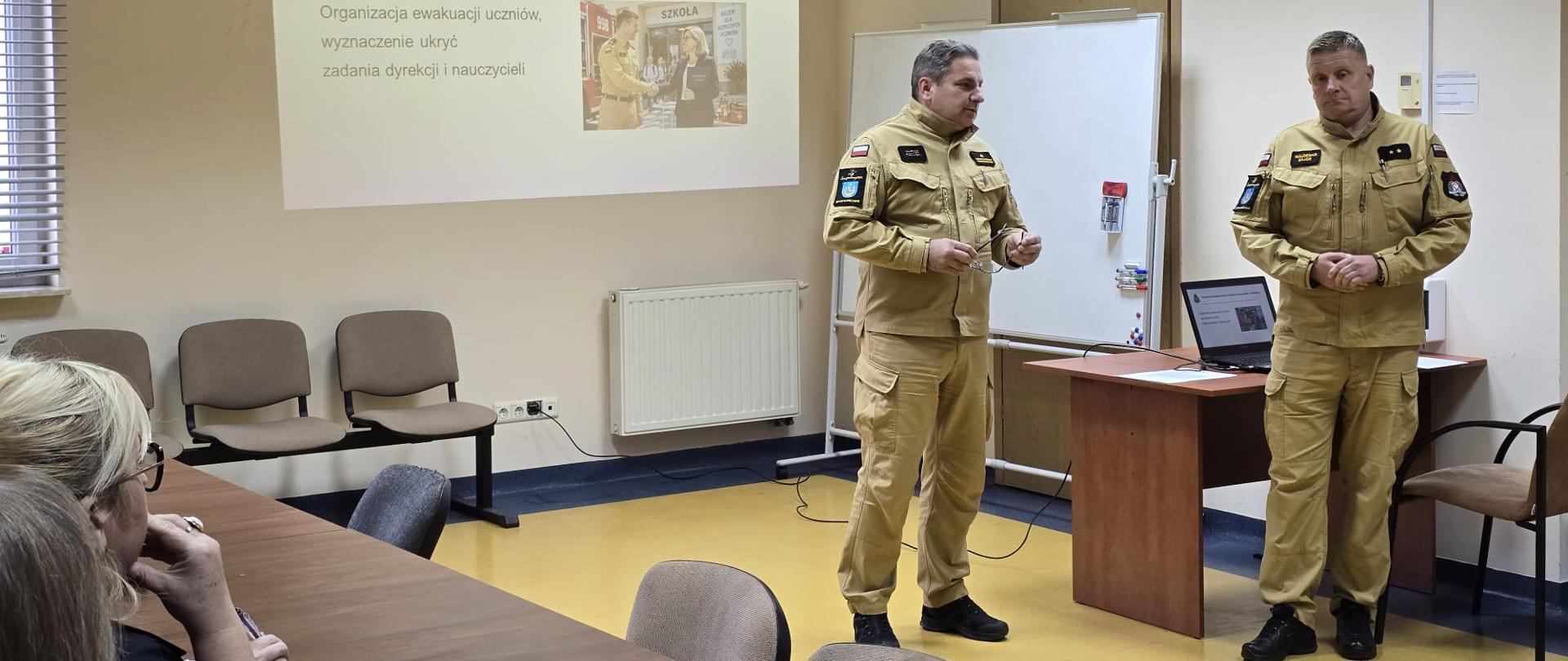 Spotkanie z dyrektorami placówek oświatowych powiatu pińczowskiego z w Komendzie Powiatowej Państwowej Straży Pożarnej w Pińczowie.