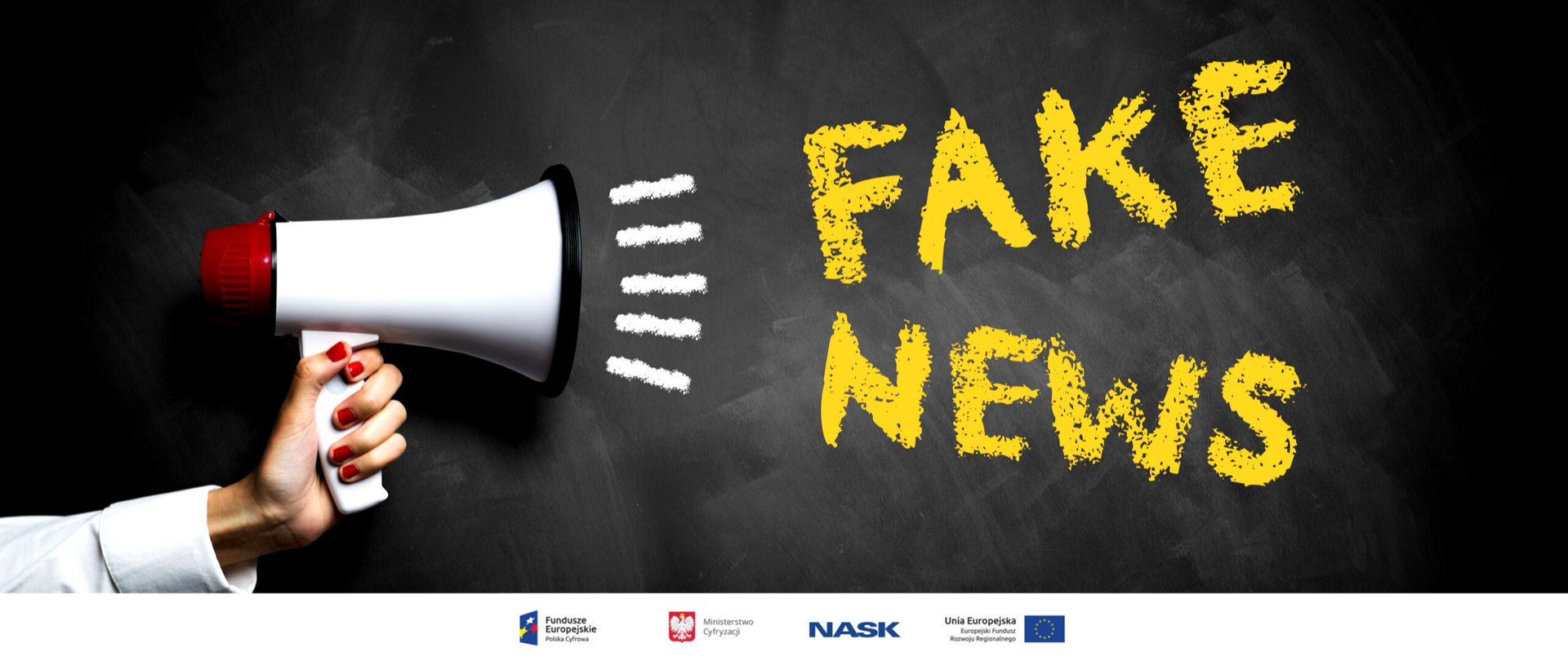 Kobieca ręka z białym megafonem na tle tablicy szkolnej, napis fake news